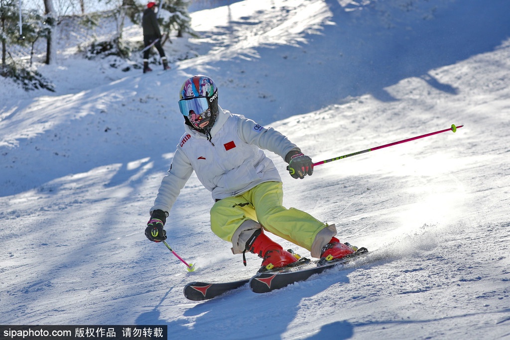 乐享冰雪 紫云山滑雪场体验滑雪运动