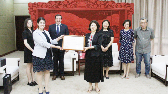 烏拉圭東岸共和國駐華大使館參訪首都圖書館并贈書