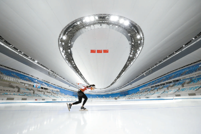 国家速滑馆冰丝带首次制冰