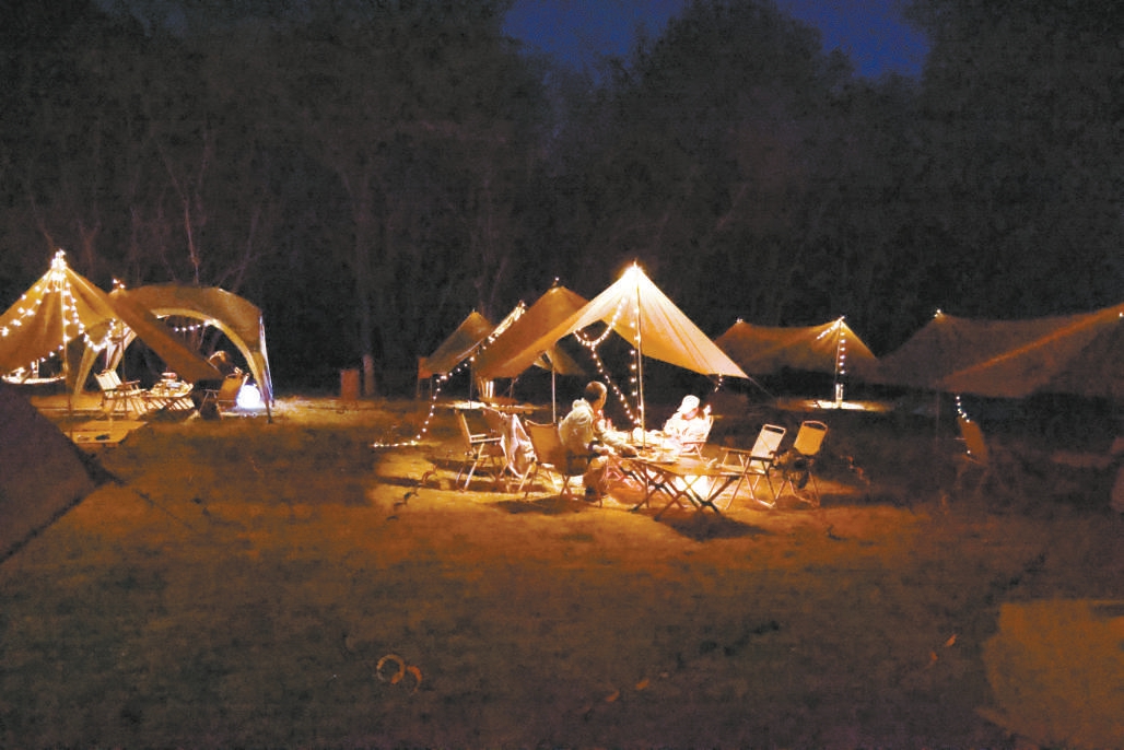 搭帐篷打卡露营 到大自然去避暑